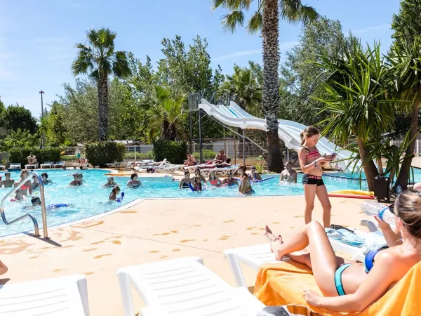 Schwimmbad mit Liegestühlen auf dem Campingplatz Roan Les Sablines.