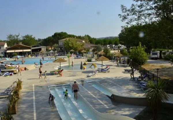 Ein Überblick über das Schwimmbad auf dem Campingplatz Roan La Grand'Terre.