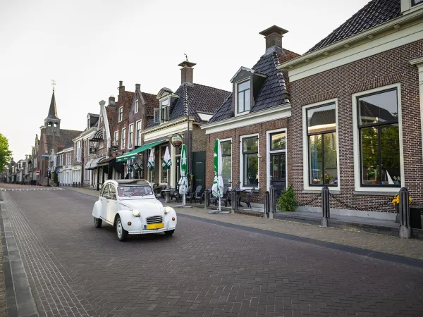 Atmosphärische Straße in der Nähe von Roan Campingplatz Marvilla Parks Friese Meren.