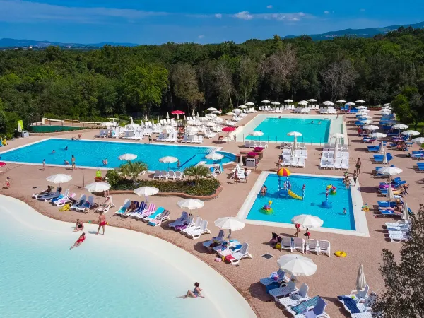 Der Poolkomplex des Campingplatzes Roan in Montescudaio.