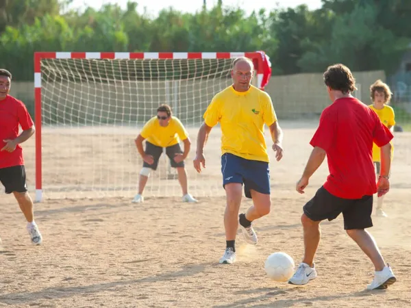 2 Mannschaften spielen Fußball auf dem Roan Camping El Pinar.