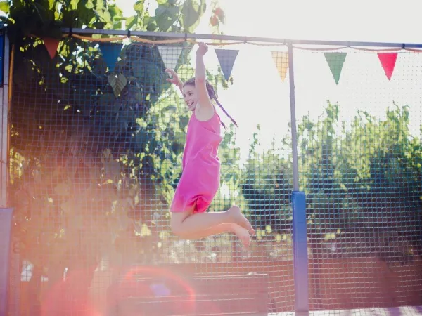 Trampolinspringen auf dem Campingplatz Roan Tucan.