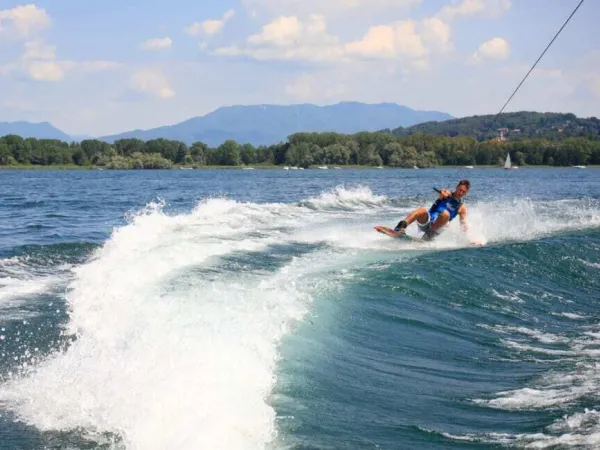 Wasserskifahren auf dem Roan-Campingplatz Lido Verbano.