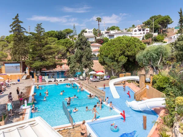 Übersicht Schwimmbad auf dem Roan Campingplatz Cala Canyelles.