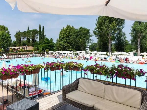 Bar-Terrasse mit Blick auf den Pool des Roan Camping Altomincio.