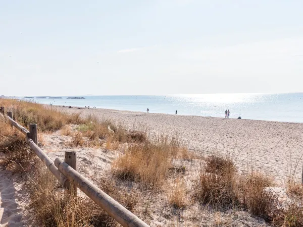 Strand und Meer in der Nähe von Roan camping Domaine de La Yole.