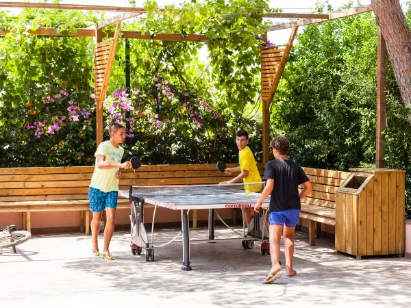 Kinder spielen Tischtennis auf dem Roan Camping El Pinar.