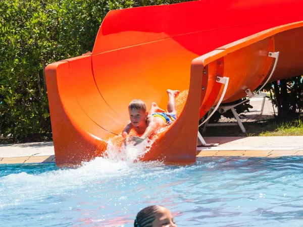 Rutschen Sie die Wasserrutsche auf dem Campingplatz Roan Pra'delle Torri hinunter.