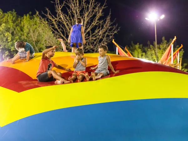 Spielen auf dem Luftkissen auf dem Roan Campingplatz Pra'delle Torri.