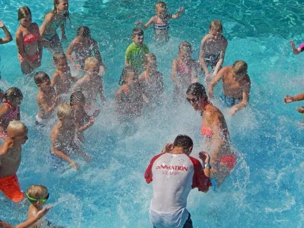 Unterhaltung im Pool auf dem Roan Campingplatz Pra'delle Torri.