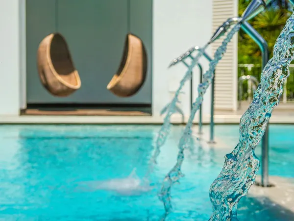 Hängesessel am Pool auf dem Campingplatz Union Lido in Roan.