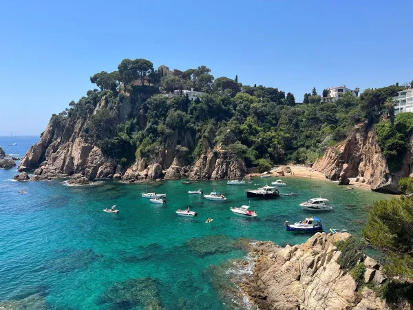 Schöne Bucht in Blanes auf dem Roan Camping El Pinar.