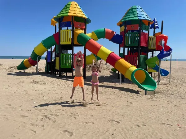 Kinderspielplatz am Strand des Campingplatzes Roan Marina Di Venezia.