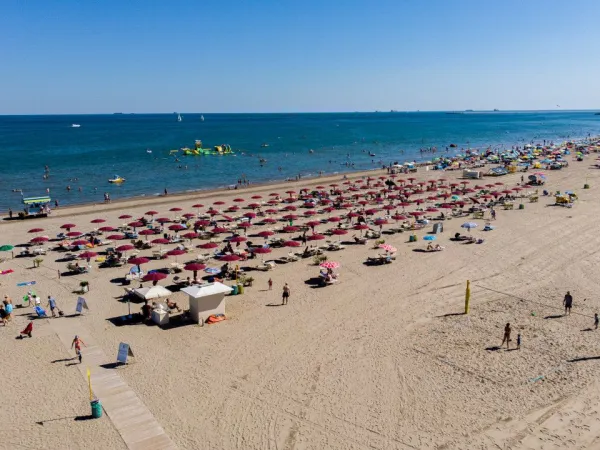 Überblick über den Strand des Campingplatzes Roan Marina Di Venezia.