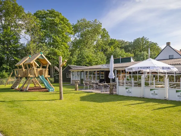 Die Terrasse mit Spielplatz auf dem Roan Camping Marvilla Parks Friese Meren.