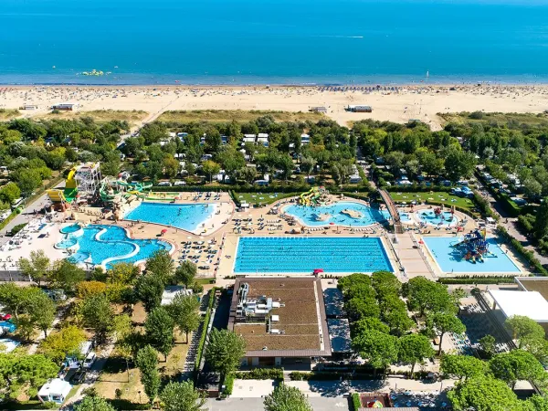 Drohnenaufnahme der Pools auf dem Roan-Campingplatz Marina Di Venezia.