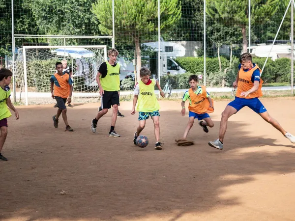 Kinder spielen Fußball im Roan Camping Park Albatros.