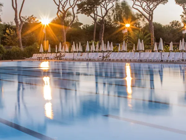 Olympisches Schwimmbad auf dem Campingplatz Roan Altomincio.