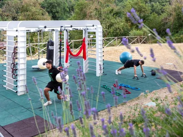 Outdoor-Fitness auf dem Campingplatz Roan hu Norcenni Girasole village.