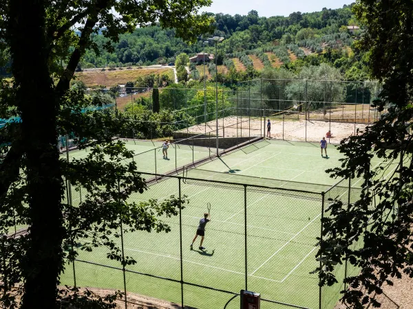 Tennisplätze auf dem Campingplatz Roan hu Norcenni Girasole village.