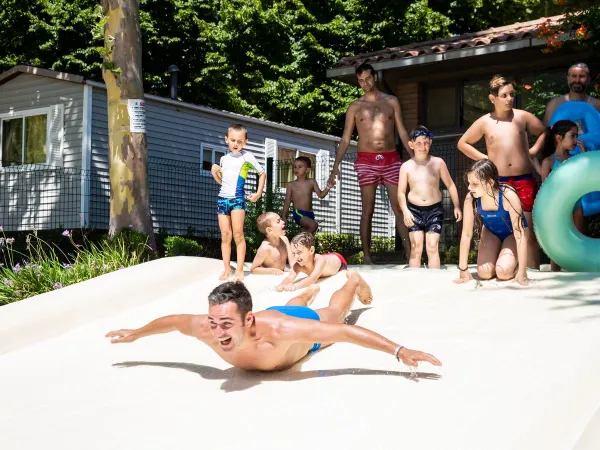 Sliding Boy auf dem Campingplatz Roan I Pini.