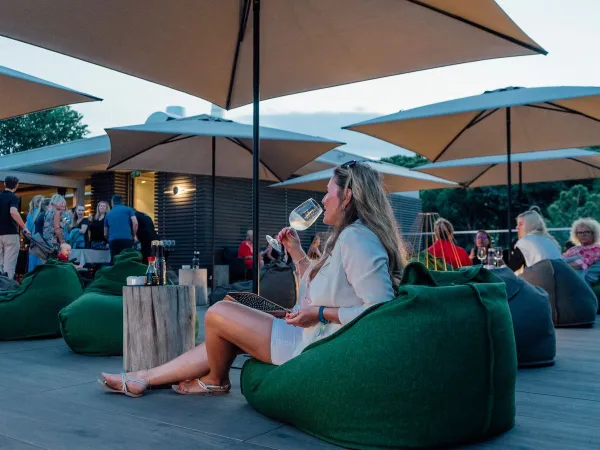 Liegestühle auf der Terrasse des Roan Camping Mediterraneo.