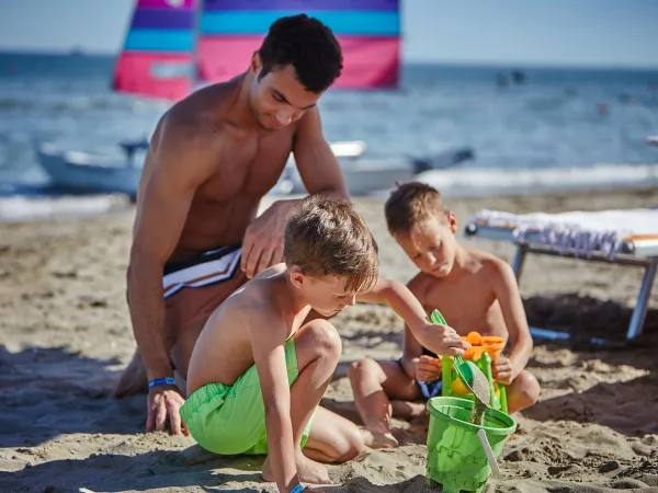 Die Kinder genießen den Strand auf dem Campingplatz Roan Mediterraneo.