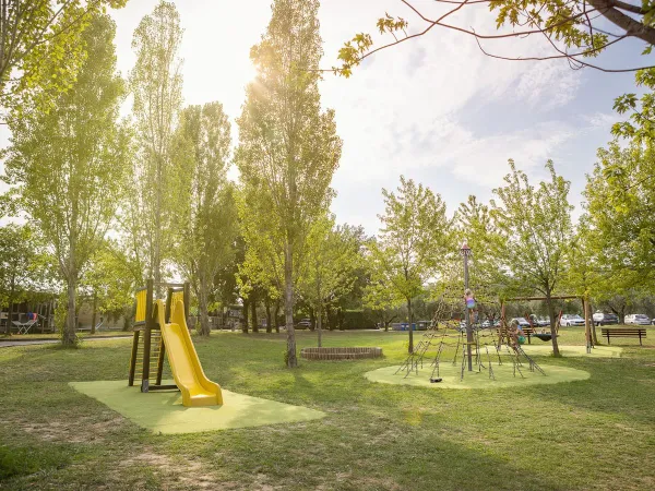 Atmosphärischer Spielplatz auf dem Campingplatz Roan Piantelle.