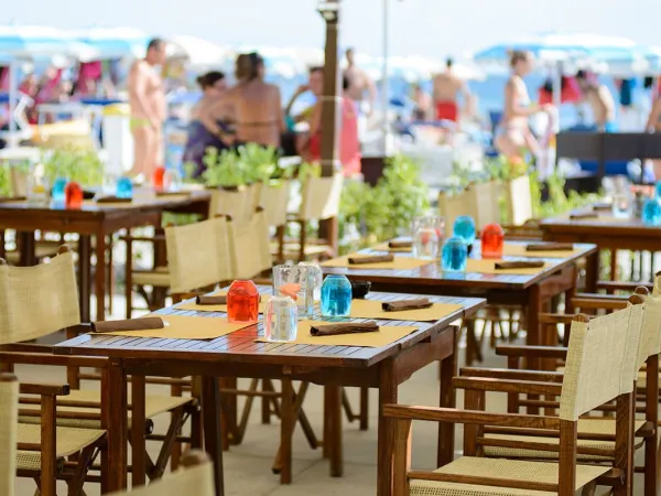 Atmosphärische Terrasse auf dem Roan Campingplatz Adriano Village.