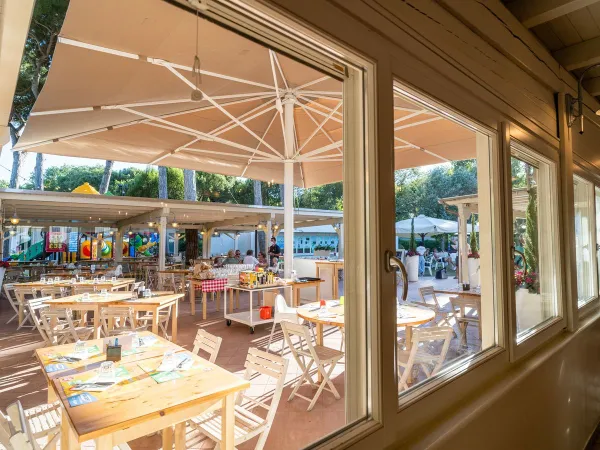 Eine Terrasse auf dem Campingplatz Roan Adriano Village.