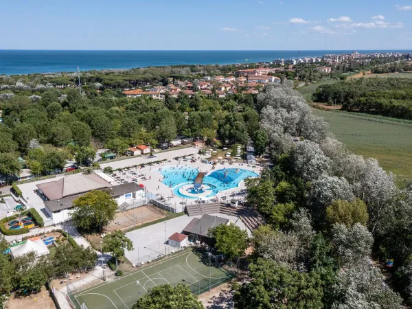 Drohnenaufnahme des Swimmingpools auf dem Roan-Campingplatz Adriano Village.