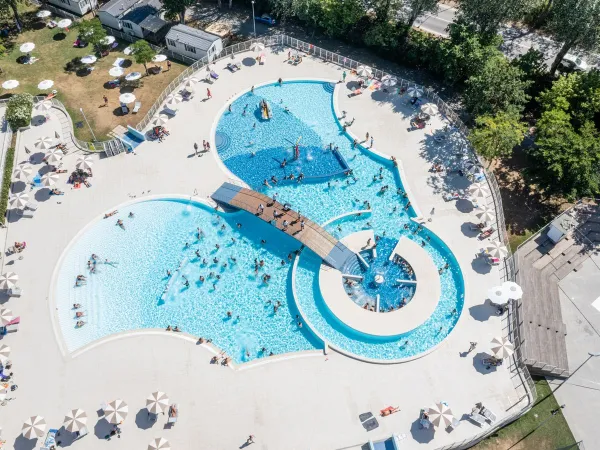 Drohnenaufnahme des Swimmingpools auf dem Roan-Campingplatz Adriano Village.