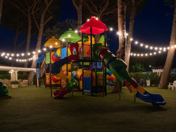 Spielplatz im Dunkeln auf dem Roan-Campingplatz Adriano Village.