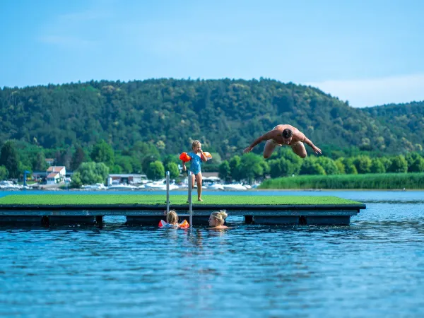 Eintauchen in das Wasser am Lido Verbano.