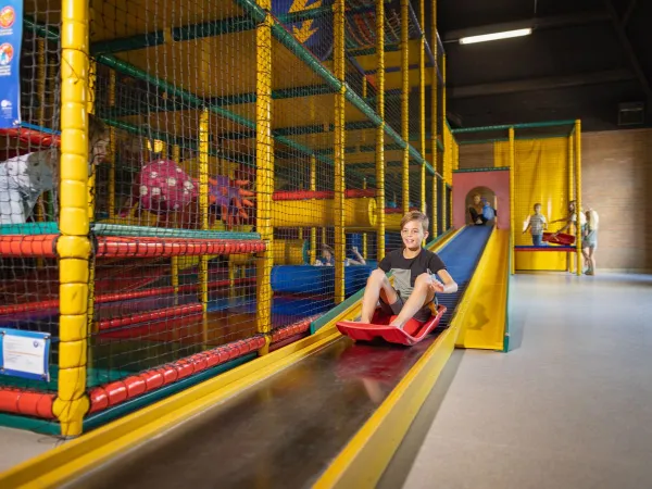 Indoor-Spielplatz des Campingplatzes Roan Het Genieten.