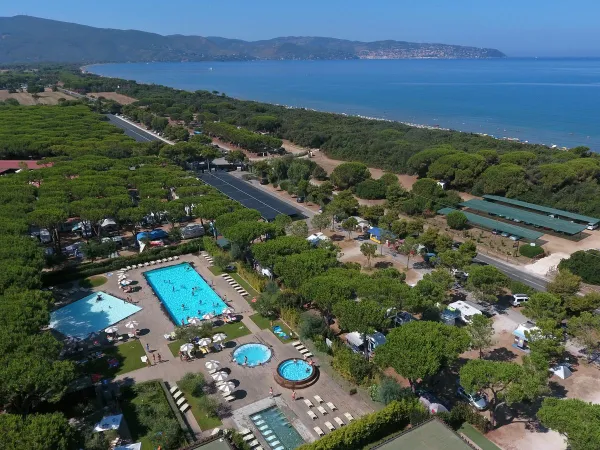 Drohnenaufnahme vom Schwimmbad des Campingplatzes Orbetello.