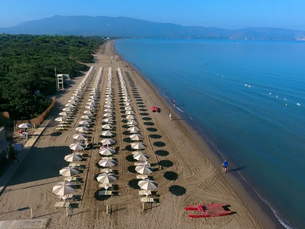 der weitläufige Strand des Campingplatzes Orbetello.