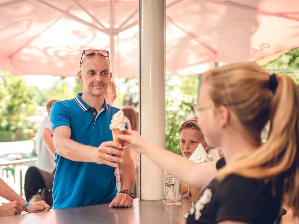 Ein Eis aus dem Eisballon auf dem Roan Camping Ackersate.