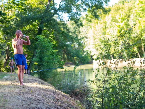 Angeln im Teich auf dem Campingplatz Roan Château de Fonrives.