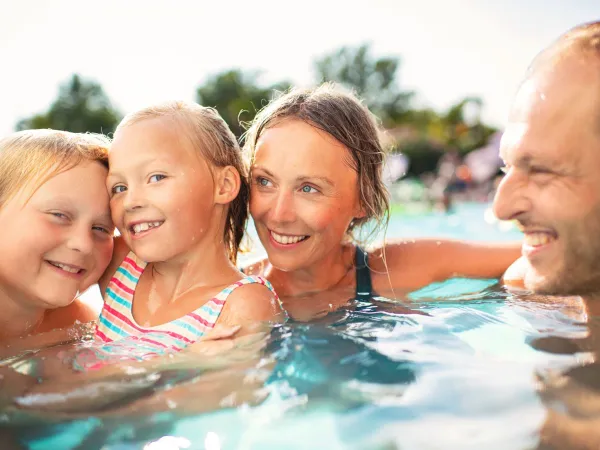 Familienspaß im Pool auf dem Roan Campingplatz Cala Gogo.