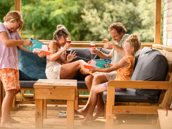 Veranda mit Loungesofa auf dem Roan Camping De Schatberg.