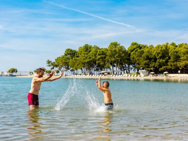 Wasserspaß am Strand in der Nähe von Roan Camping Stella Maris.