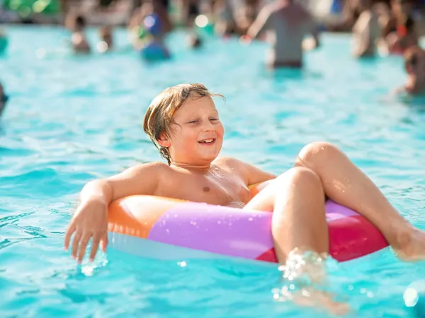 Spaß am Pool auf dem Campingplatz Roan hu Norcenni Girasole village.