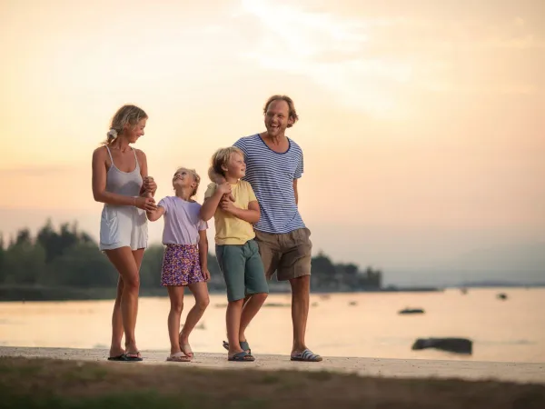 Familienspaß am Strand in der Nähe des Campingplatzes Roan La Sirène.