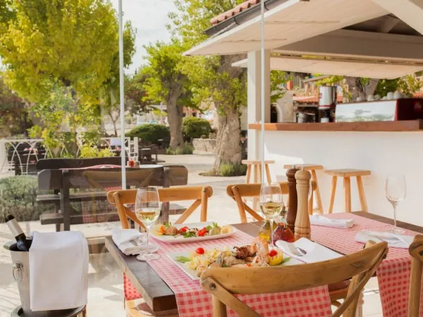 Terrasse im Restaurant des Roan Campingplatzes Amadria Park Trogir.