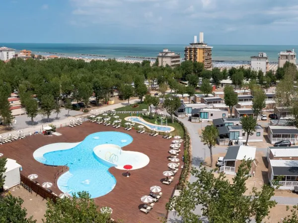 Übersicht über Campingplatz und Strand auf dem Campingplatz Roan Rimini Family Village.