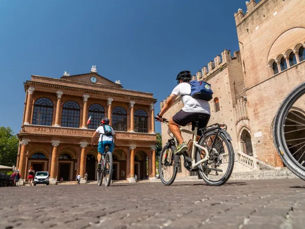 Radfahren durch die Stadt von Roan Campingplatz Rimini Family Village.