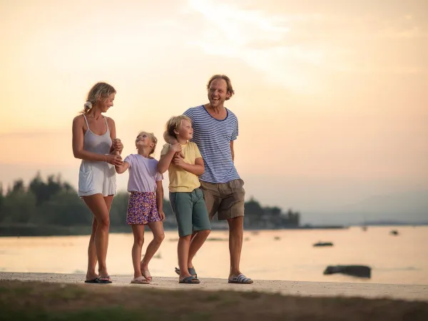 Spaziergang entlang des Meeres in der Nähe des Roan Camping Rimini Family Village.