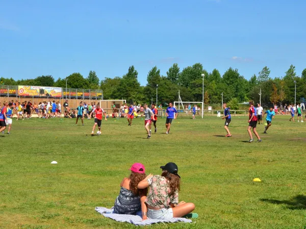 Der Fußballplatz auf dem Roan Campingplatz Le Vieux Port.