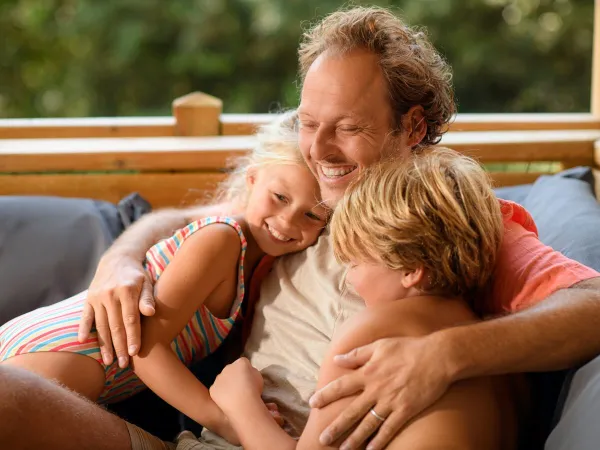 Familienspaß in der Lounge der Roan-Unterkunft.